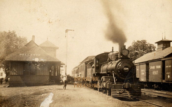 Bellevue - Vintage Postcard (newer photo)